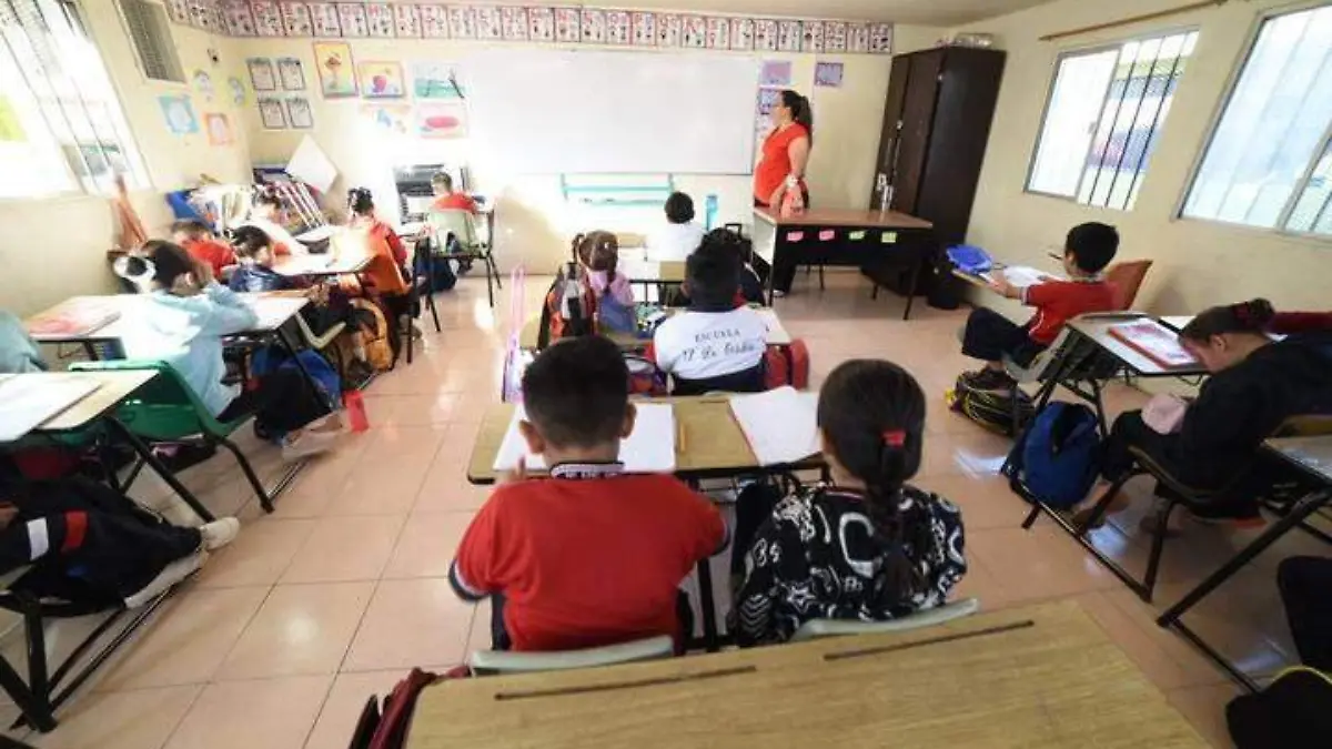 salón de clases estudiantes alumnos escuela